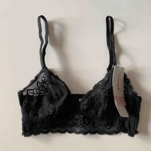  - Säljer en helt ny BH från Triumph. Modellen heter amourette. Köpte den utan att prova & den passade inte mig, kunde inte lämna tillbaka pga har tappat bort kvittot. Den har ingen knäppning utan är mer som en sport-bh på så sätt