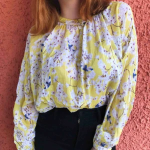  - En superfin vårig/somrig blus!! Tyvärr inte riktigt min stil, men tycker verkligen att den är värd mer kärlek. Jag tycker personligen att den är väldigt snygg instoppad. Gillar också särskilt kragen. Kan fraktas, betalning sker via Swish ✨