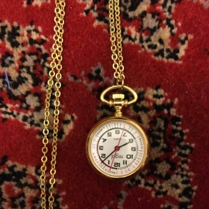  - Klockhalsband: 40kr obs klockans batteri är slut  🌟 Silverhalsband: 30kr tre halsband tillsammans! 