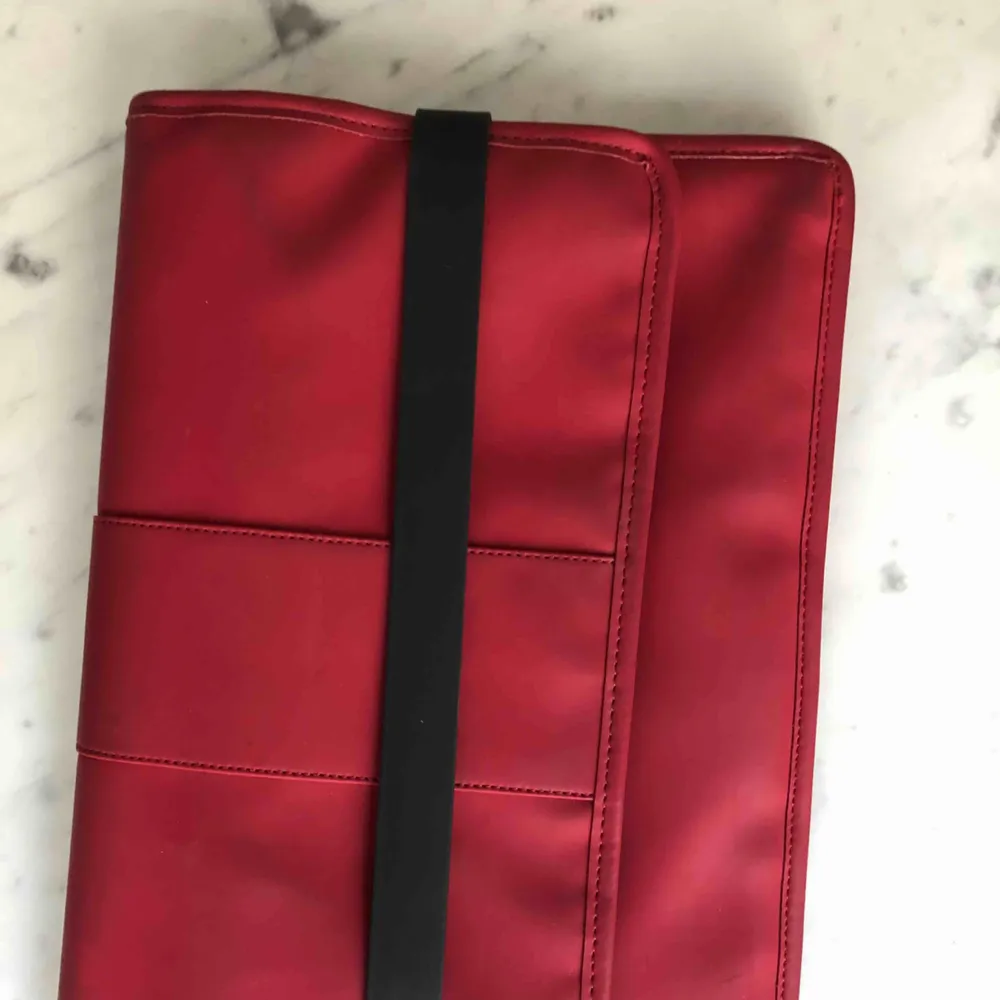 Säljer min fina röda rains-datorväska då jag köpt mig en ny. Passar min mac 13tum. Vattenresistent och bra med utrymme i väskan ❤️. Väskor.