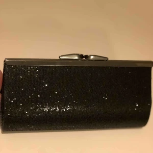  - Söt liten glittrig kuvertväska. Kommer inte ihåg vart ja köpte den  