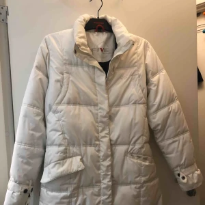  - Vit jacka  Använd men i bra skick 