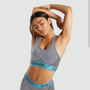  - Set från Gymshark i färgen charcoal marl/dusky teal. Använda en gång så i väldigt fint skick. Säljes tillsammans för 650. Kan hämtas i Malmö eller skickas om köparen står för frakten:)  