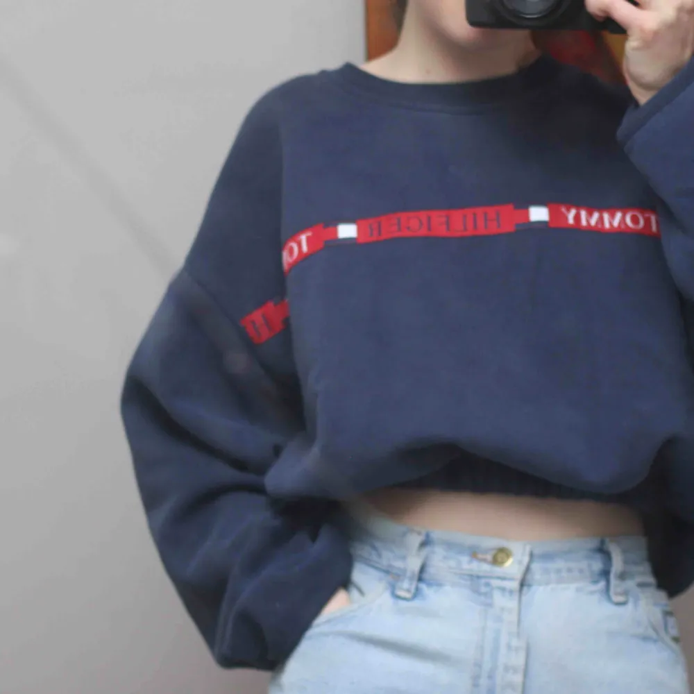 Stor och mysig Tommy hilfiger sweatshirt, croppad med resår i midjan. Hoodies.