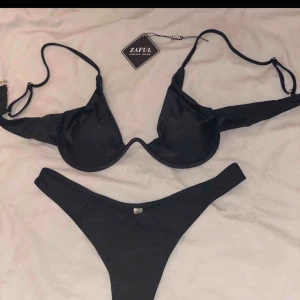  - En fin baddräkt från zaful. Har tags kvar samt skyddet i underdelen. Köpte den här på plick men var tyvärr för stor i bysten på mig. Passar nån med något större byst. (Bilden är tagen av förra säljaren) Frakt: 10kr💗