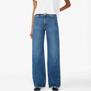  - Säljer mina i princip nya jeans från Monki i modellen Yoko. Sjukt snygga och lösa i modellen. Jeansen var för långa för mig så de är omsydda så att de passar mig som är 1.63!! Så skulle säga att de passar folk mellan 1.60-1.65. Frakt ingår! 