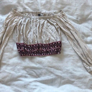 Sänkt pris! Tröja  - SÄNKT PRIS!! Långärmad magtröja från H&M.  Kan mötas i Bålsta eller frakta. Tar endast emot Swish.  Kunden står för den eventuella frakten. 