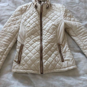  - Snygg tunn jacka som passar bra nu till våren/ sommaren. Säljer eftersom den inte kommer till användning.   Kan mötas i Bålsta eller frakta. Tar endast emot Swish.  Kunden står för den eventuella frakten. 