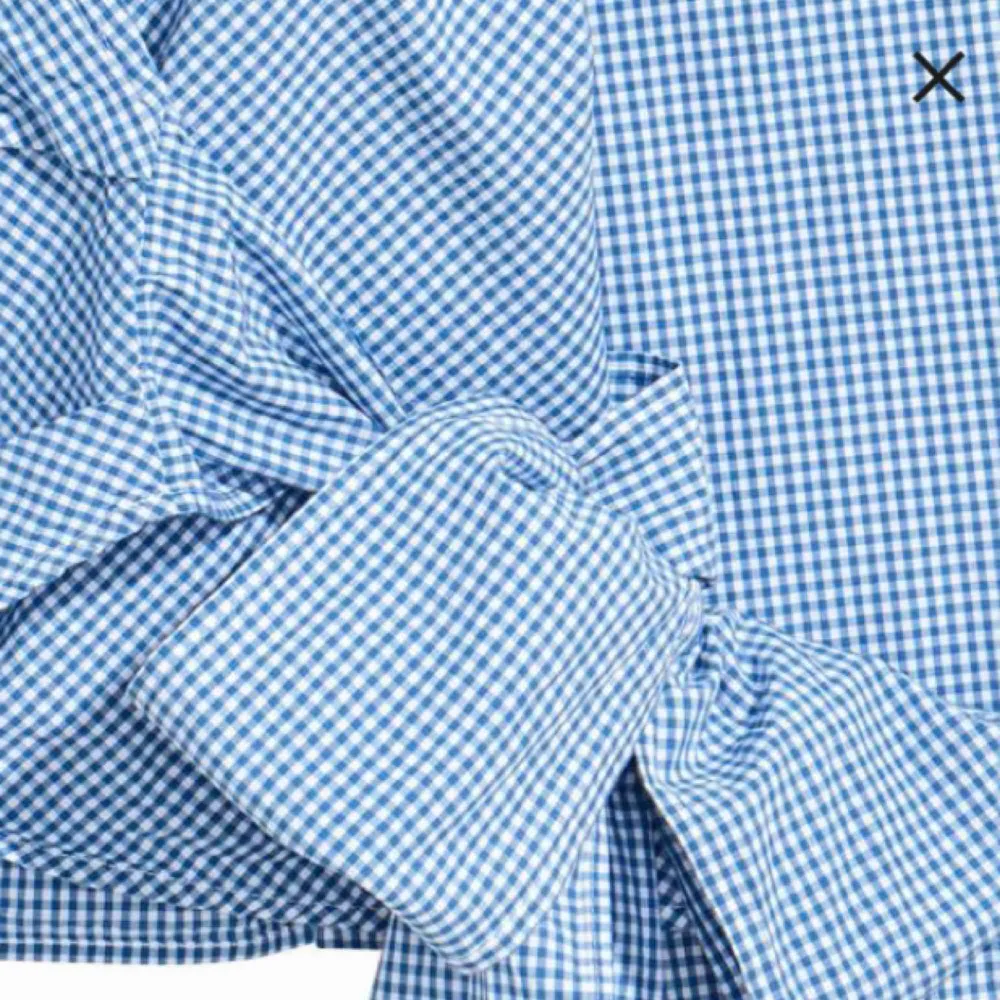 Omlottblus/skjorta från H&M. Vit-blårutig. Knappt använd. Köparen står för ev fraktkostnad ✨. Skjortor.