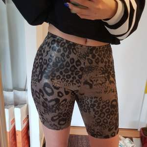 Skitsnygga Animalprint cykelbyxor, lite glansiga i tyget. Ska bo i dessa i sommar! Beställde från usa så köpte en storlek extra, säljer därav ena paret. Passar medium. Helt oanvända. Hämtas nära Göteborg eller frakt 30kr.