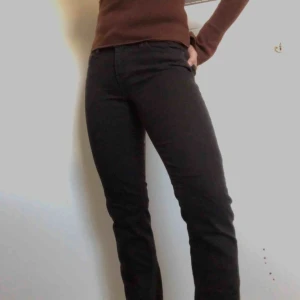  - Knappt använda Levi jeans. Regular waist, helsvarta, inte alls urtvättade, slim med lite stretch. Innerbenslängd (cm): 76 Midjemått (cm): 70 Kan skickas, köpare står för frakt. Har swish. Inköpta för ca 1100kr
