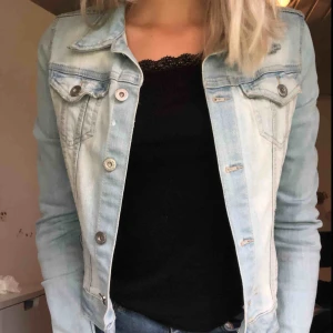  - En ljusblå jeansjacka i en kortare modell som slutet vid höftbenet.  Frakt: står köparen för men kan hämtas upp gratis i Lidköping Betalsätt: swish  Pris kan förhandlas💋
