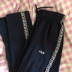  - inköpta förra sommaren och var favoriter men under hela vinter har dom bara legat i lådan, jag är 163 lång och behöver vika ner kanten för att de ska sitta perfekt, läs bio innan köp💕🦋 🚫litet hål finns i fickan🚫 ps absolut prutbart