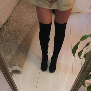  - Skor från attitude. Sparsamt använda och i mycket bra skick! Är storlek 36 2/3 men funkar för 37 med då jag vanligtvis har det :) frakt tillkommer! 