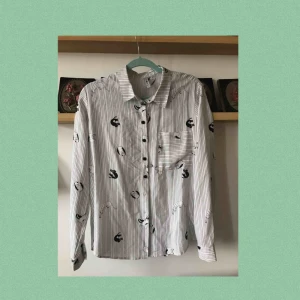  - En skitfin skjorta med katter på!! Den är jättegullig men känner att den inte passar min stil längre. Sparsamt använd och i bra skick. Frakten är inräknad i priset💞💞