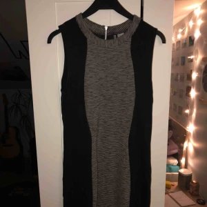  - Grå och svart klänning. Sitter snygg och ger en snygg form. Köparen står för frakt, kan mötas upp i Lund