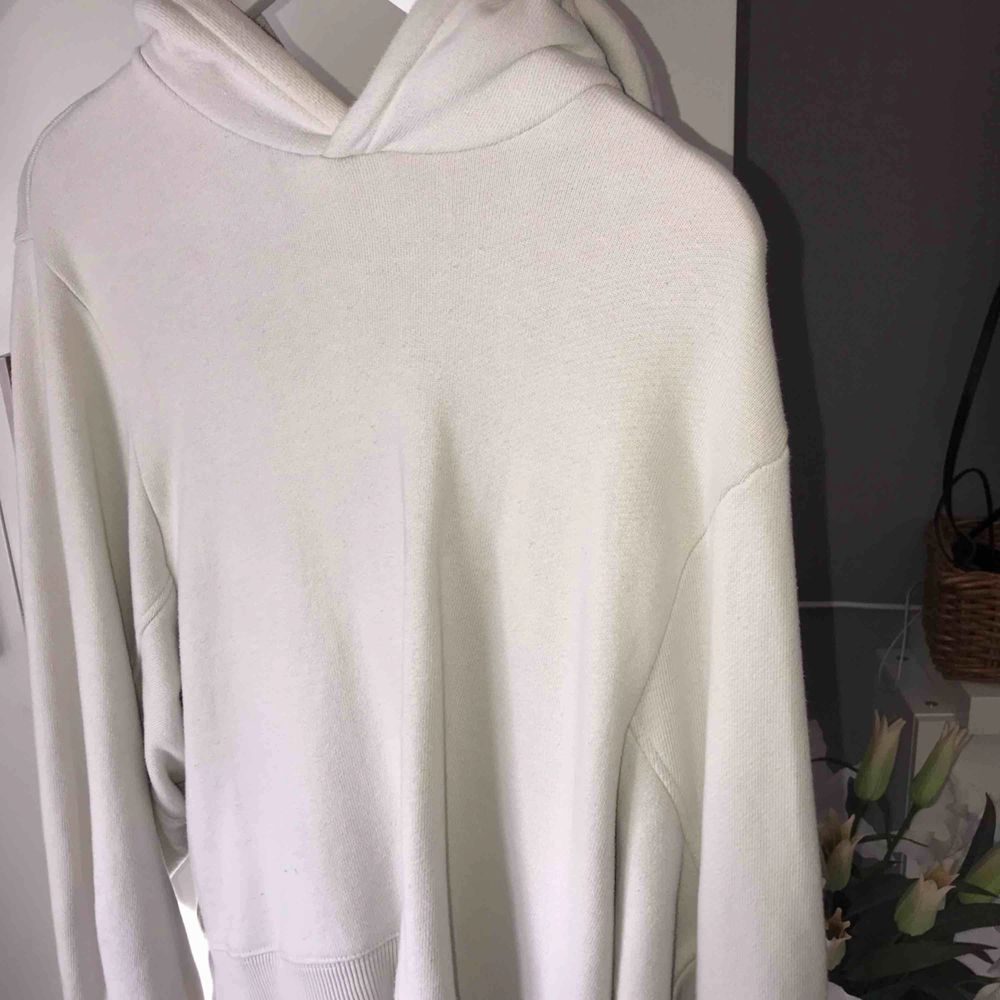 Beige oversized hoodie från H&M. Bara använd ett fåtal gånger, inga slitningar alls! . Huvtröjor & Träningströjor.