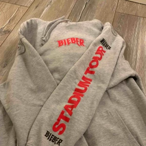  - Justin Bieber stadium tour merch från hm. 