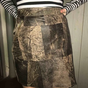  - Cool skin kjol, med lapptäcke som mönster. När jag köpte kjolen var dragkedjan sönder, och jag har själv sytt på en ny. 