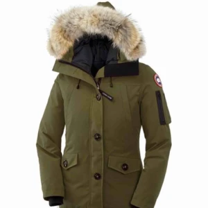  - Jag säljer min, knappt använda, canada goose jacka i färgen olivgrön. Den är i ett superfint skick då den är använd ett fåtal gånger. Hör av er vid intresse! 