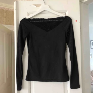  - Ribbad topp från jacqueline de yong, aldrig använd. Ser likadan ut bak som fram. Tight passform. 