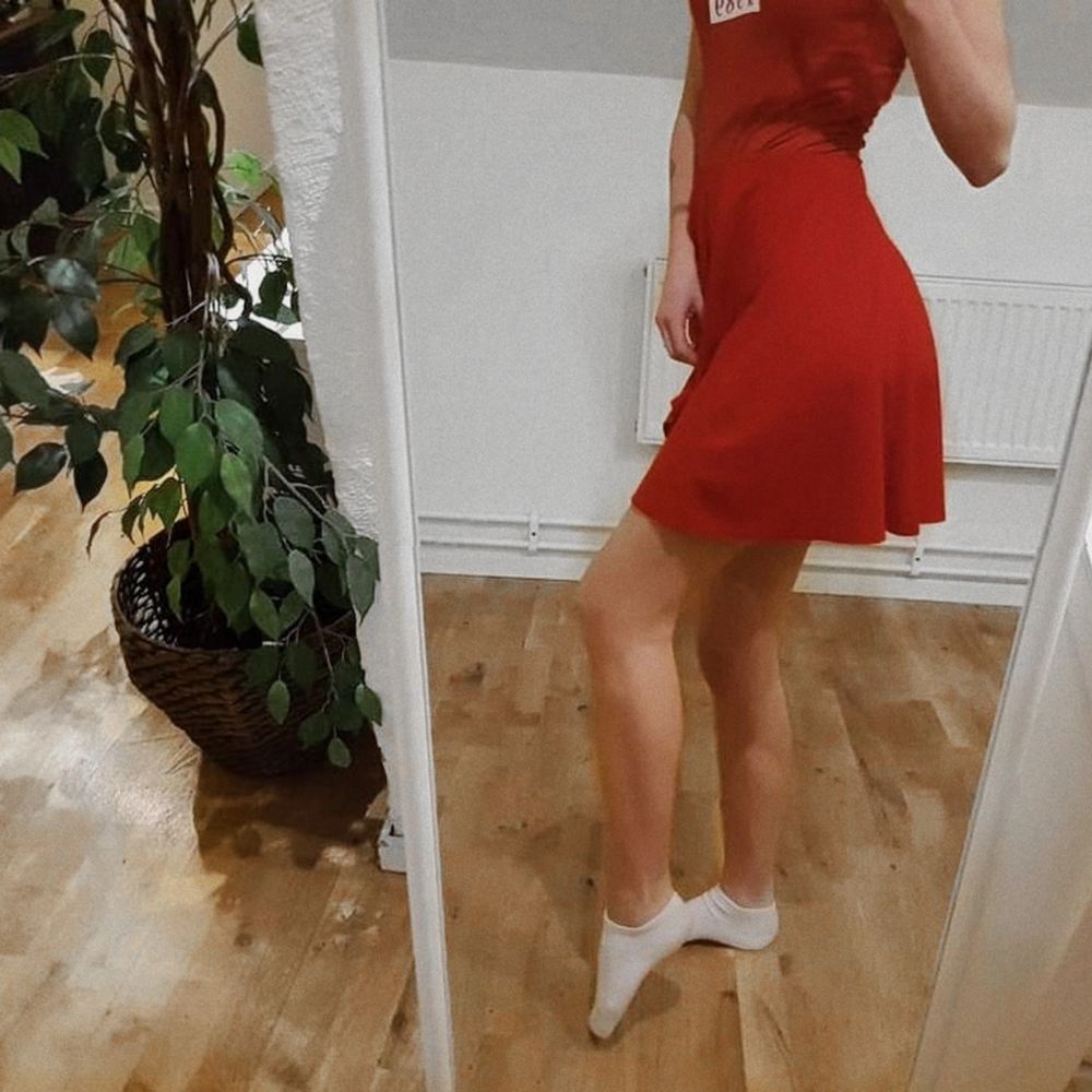 Riktigt fin kjol i rött från Zara trafaluc. Använd, men fortfarande i fint skick. Perfekt till våren!   OBS. Toppen finns också att köpa.   Frakt tillkommer vid köp, samfraktar gärna! 🖤. Kjolar.