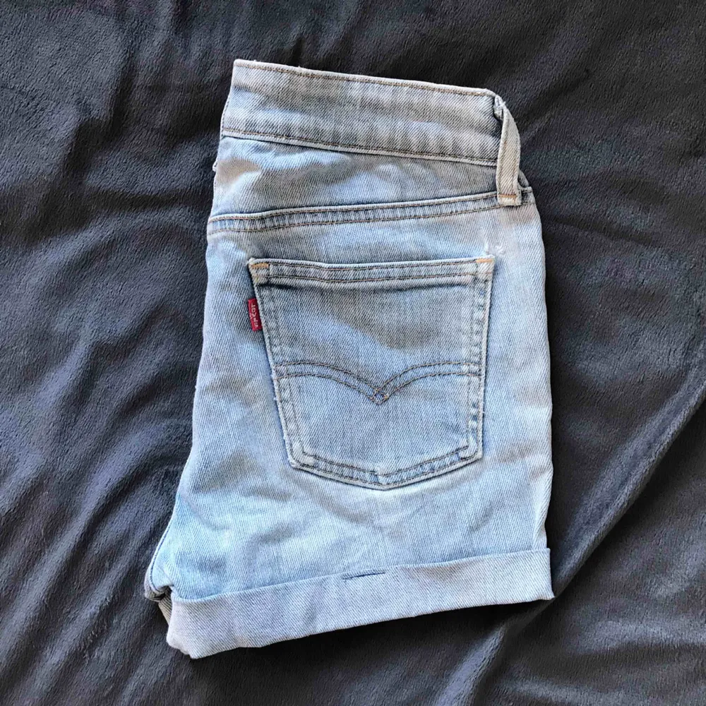Mellanhöga shorts från Levis. Köpts vintage, aldrig använda.. Shorts.