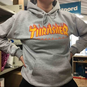  - Äkta Thraserhoodie. Köpte den för ungefär 3 veckor sedan så den är knappt använd! Köpte den för 949 kr på Junkyard. Säljer för att jag är i behov av pengarna haha.