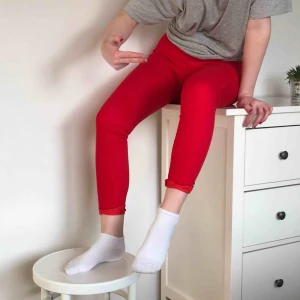  - Supercoola röda högmidjade stretchiga jeans från Cubus.