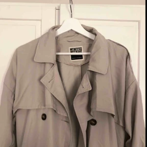  - Vårig trenchcoat i beige från weekday! Är lite oversize på en S så den får snyggt fall ☺️ hämtas i gamla stan eller fraktas! 🌹
