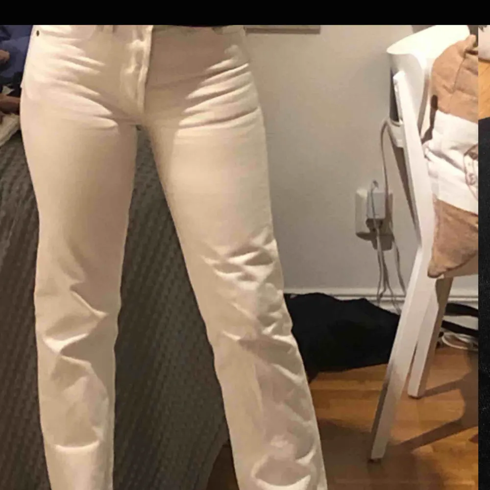 Svin snygga vita Levis jeans i modell 501. Inget fel på dom alls, men tyvärr är dom något försmå. . Jeans & Byxor.