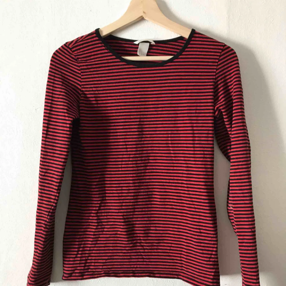 Svart/röd-rutig tröja från H&M. Snygg som den är annars perfekt att ha under en t-shirt! 50kr+frakt. Toppar.