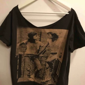  - Patti Smith & Robert Mapplethorpe. Klassiskt fotografi på en oversize tee. Den är klippt i halsen och alltså vid/bred i halsen. 12:- plus frakt 18:- = 30:- 