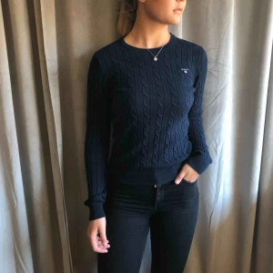  - Marinblå stickad tröja från gant. Köparen står för frakten