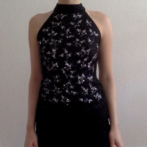 Vintage paljettop - Vintage paljettop i silvriga och svarta pärlor köpt second hand i Paris. Den har tyvärr ingen lapp men jag skulle uppskatta den till en storlek S. Perfekt till nyårsfesten!! 🌟 Kan skickas på post eller hämtas upp i centrala Malmö.