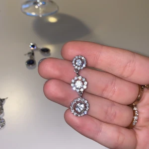 Lily & Rose örhängen  - Superfina Lily and Rose örhängen som knappt är använda! 120kr och fri frakt ❤️