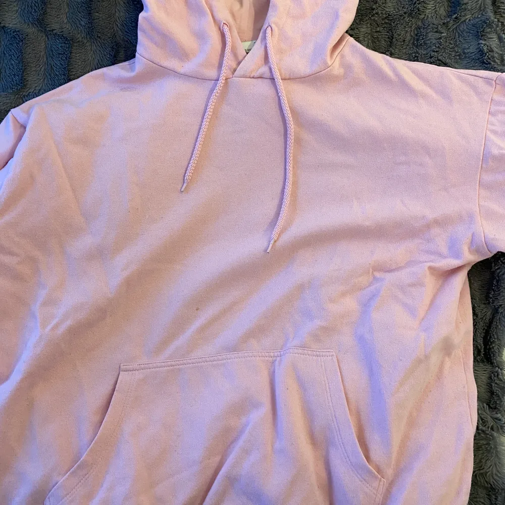 Säljer min ljusrosa hoodie från Cubus pga att jag aldrig använder den längre. Storlek S men lite oversized. Tröjor & Koftor.