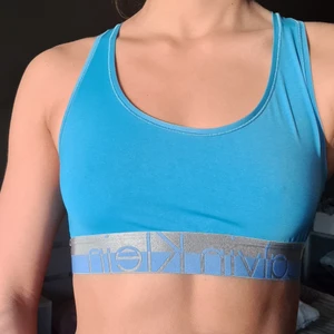 Calvin Klein topp - Blå, ovadderad topp ifrån Calvin Klein. Köpt för längesen men ändå bra skick! Väldigt skönt och stretchigt material. Frakt 11kr💕