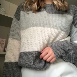 Nakd tröja! - Säljer denna super mysiga stickade tröja från Nakd. Säljer då den inte kommer till användning. Super bekväm och skön. Nypris 399kr Mitt pris 200kr+frakt💕