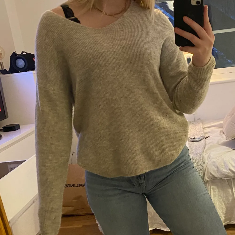 Supermysig stickad tröja från Vero Moda! Nästan oanvänd i väldigt bra kvalitet. Inte alls nopprig eller stickig!💓 Nypris 400kr. Neuletakit & Villapaidat.
