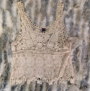  - Snygg spetstopp använd vid ett tillfälle, helt i nyskick, passar S och M 