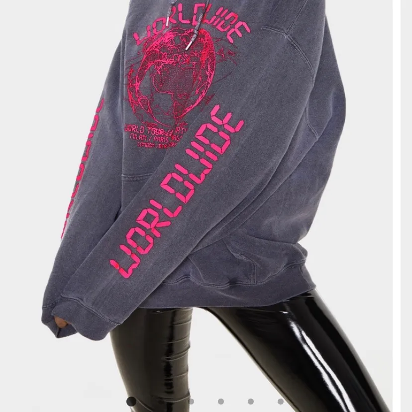 Såå snygg hoodie använd ungefär 5 gånger, grå med rosa tryck. Oversized modell😍😍. Hoodies.
