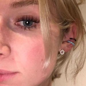 Earcuffs - Jag gör dessa ear cuffs i svart, vitt och silver!! Super fina!! Det är två olika storlekar, en för de längre ner på örat och en för den högst upp på örat!🖤🤍🖤 bara att höra av er för att beställa!