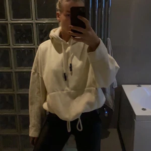 Beige oversized hoodie  - Beige hoodie med större snören. Använd en gång! Köpt för 499kr