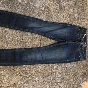 Jeans i nyskick lågmidjade från Esprit och passar 158 cm lång och är ca 70 cm i diameter vid lågmidjade delen av midjan. 