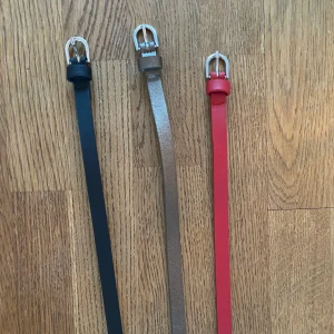 Skärp, tre stycken - Skärp i tre olika färger: röd, svart och en brun/mörkare beige med guldiga toner. Ej äkta läder 🌸