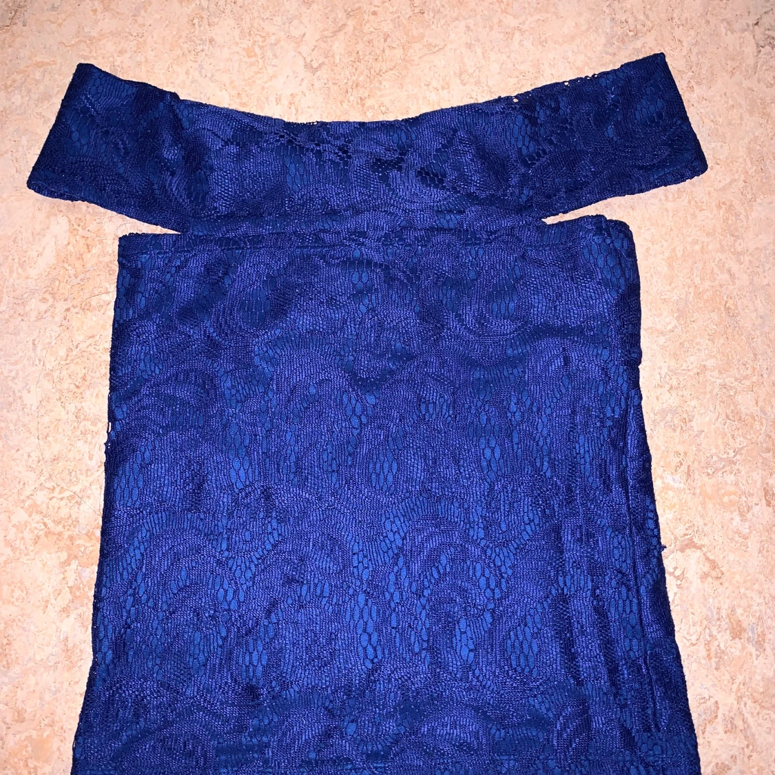 Mörkblå off-shoulder topp 