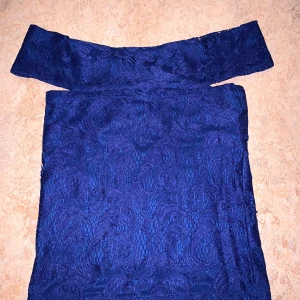 Mörkblå off-shoulder topp  - I bra skick. 