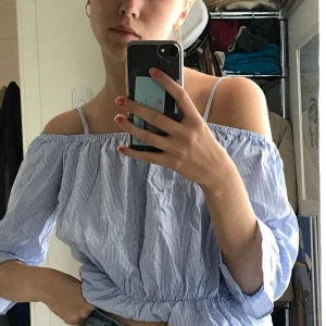 Snygg topp! - Topp från bikbok i gulligt ljusblått/vitrandigt mönster! Säljs billigt pga rensar kläder🧡 skriv för fler bilder! 