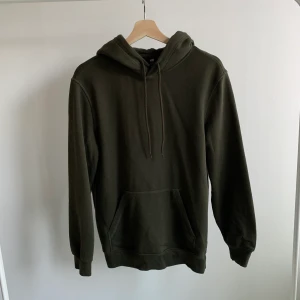 Mörk grön hoodie - Mörk grön hoodie i herr strl xs så sitter som en S eller liten M, bra skick.Skriv om du är intresserad eller undrar något💕
